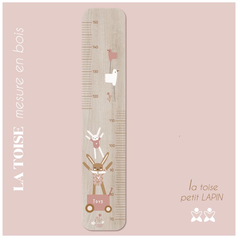 Toise en bois Lapin Doudou rose personnalisable Charlie et Suzie Ambiance 2
