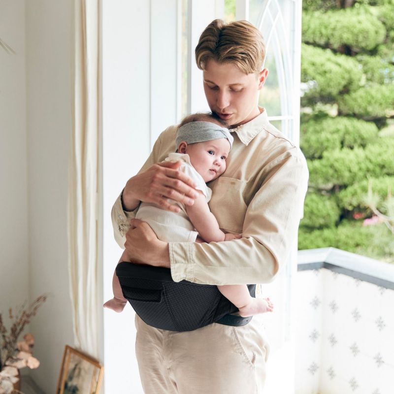 Porte bébé enfant Alta Hip Onyx Black Ergobaby Ambiance 2