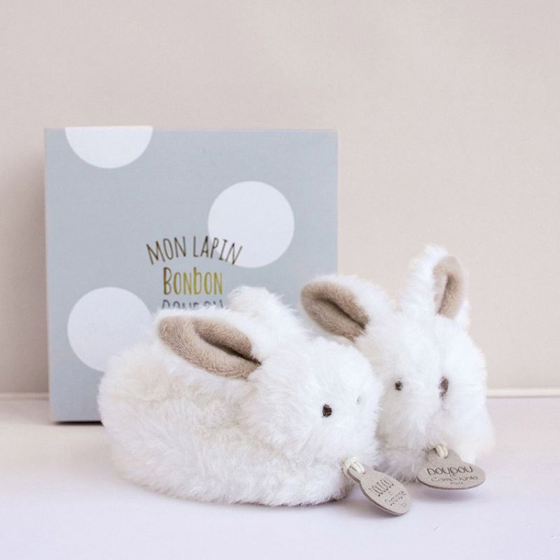 Image d'ambiance de présentation du produit Coffret chaussons de naissance lapin hochet beige (taille 16/18) - Doudou et Compagnie