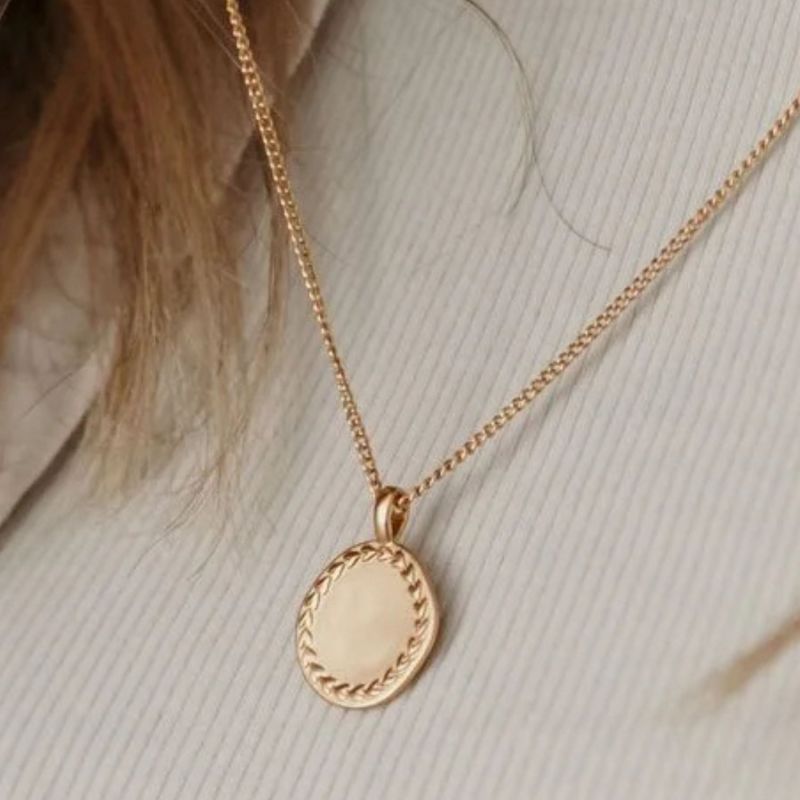 Collier médaille ronde Couronne de laurier (or jaune 18 carats) Pleine Lune Ambiance 2