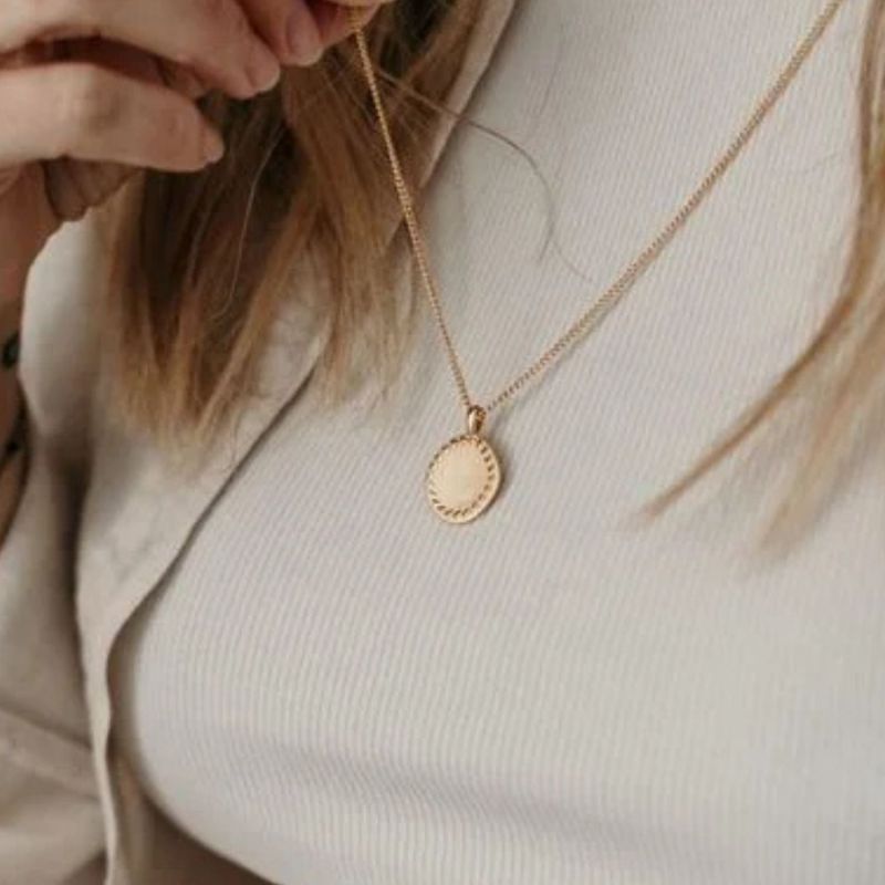 Collier médaille ronde Couronne de laurier (or jaune 18 carats) Pleine Lune Ambiance 3