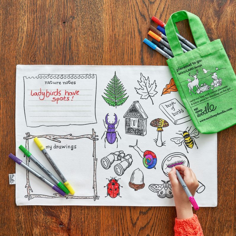 Set de table à colorier lavable et réutilisable Forêt avec 10 feutres Eatsleepdoodle Ambiance 4