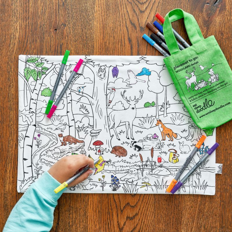 Set de table à colorier lavable et réutilisable Forêt avec 10 feutres Eatsleepdoodle Ambiance 5