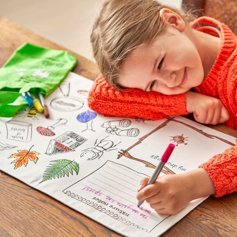 Set de table à colorier lavable et réutilisable Forêt avec 10 feutres Eatsleepdoodle Ambiance 8