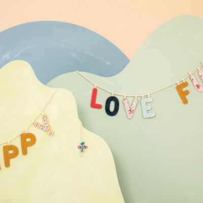 Lettre phosphorescente en tissu à suspendre E Bleu