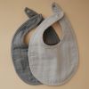 Lot de 2 bavoirs en mousseline Tradewinds-Baby Blue Mushie Ambiance 3