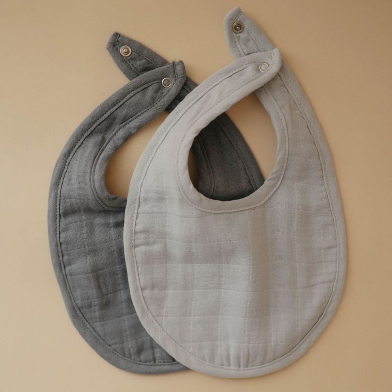 Lot de 2 bavoirs en mousseline Tradewinds-Baby Blue Mushie Ambiance 3