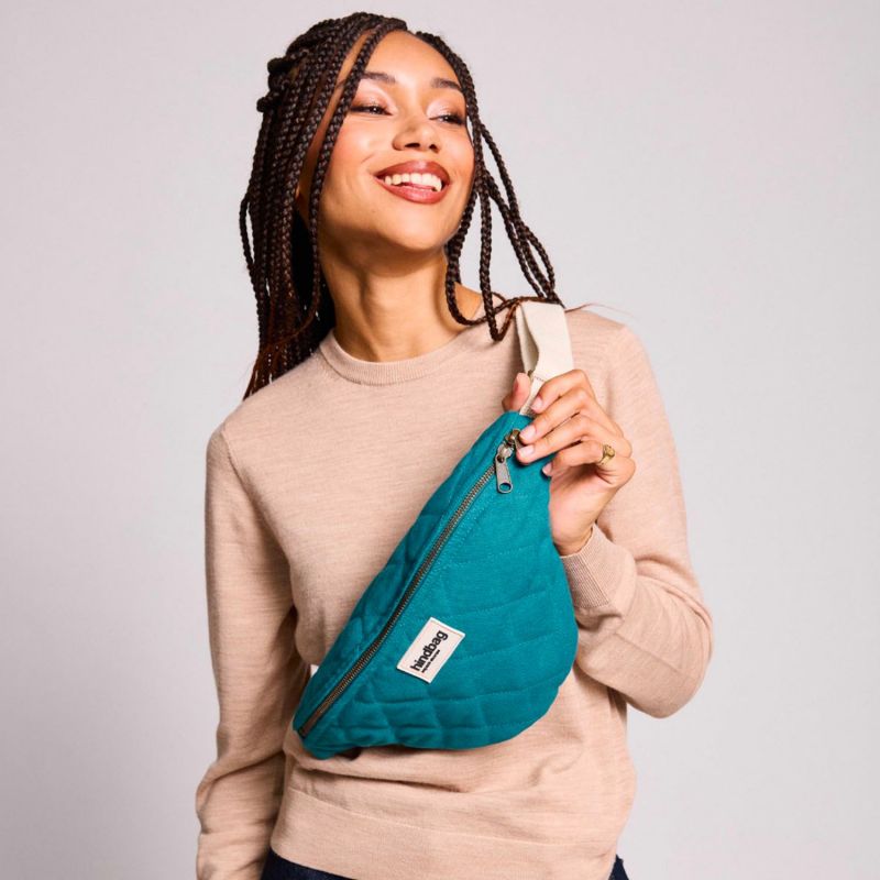 Sac banane Olivia matelassé Bleu Paon Hindbag Ambiance 2