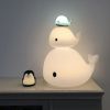 Lampe LED de sol Christian la baleine (60 cm) Filibabba Ambiance 3