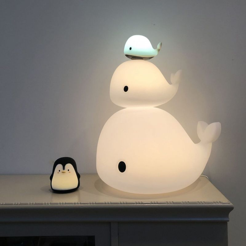 Lampe LED de sol Christian la baleine (60 cm) Filibabba Ambiance 3