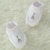 Chaussons en coton blancs Sophie la girafe (1-3 mois)  par Trois Kilos Sept