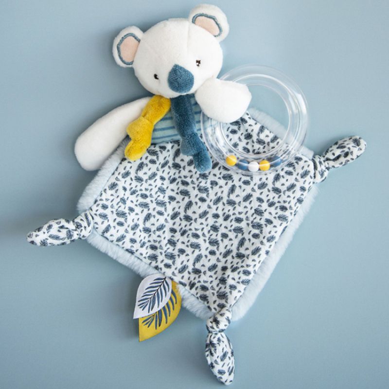 Image d'ambiance de présentation du produit Coffret doudou d'activités Yoca le koala (22 cm) - Doudou et Compagnie