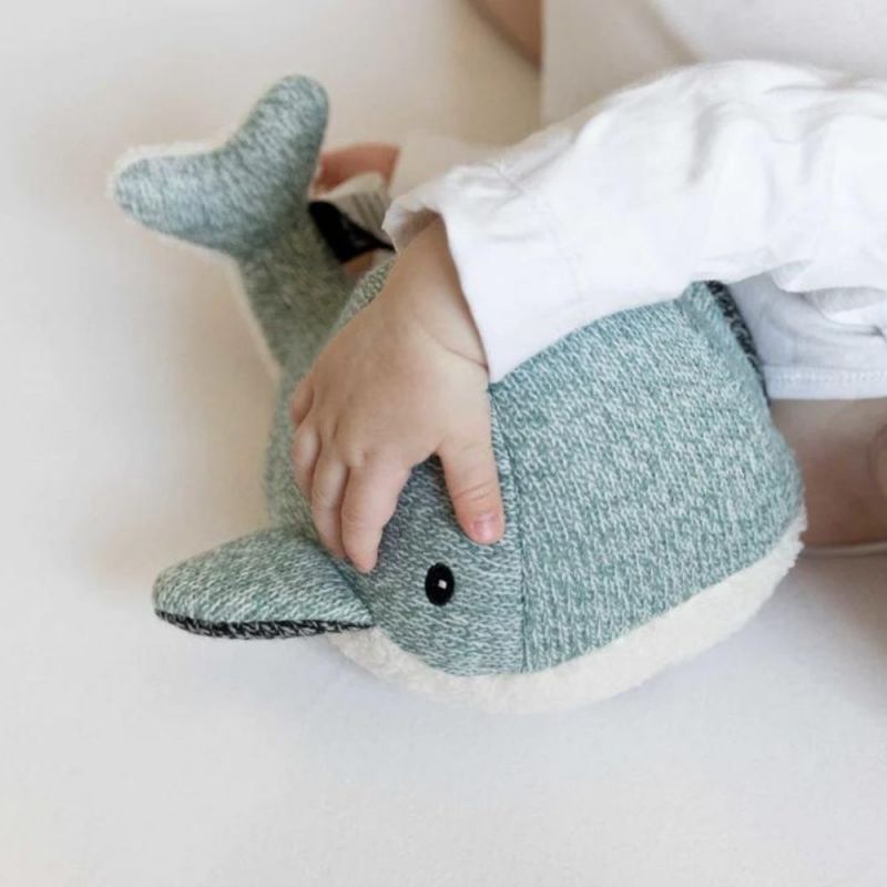 Peluche bruit blanc baleine Moby vert d'eau (21 cm) FLOW Ambiance 2