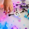 Personnage Party Pal blanc et 2 cubes lumineux  par Glo Pals