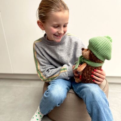Hérisson avec béret vert Prickle (20 cm assis)