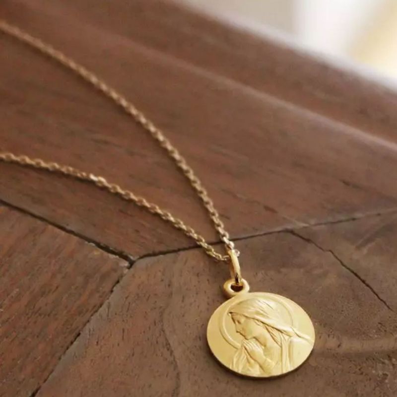 Pendentif médaille Vierge Avec Maria en prière personnalisable (plaqué or) Petits trésors Ambiance 4