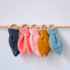 Set de naissance Bavoir et anneau de dentition Vert amande (personnalisable)