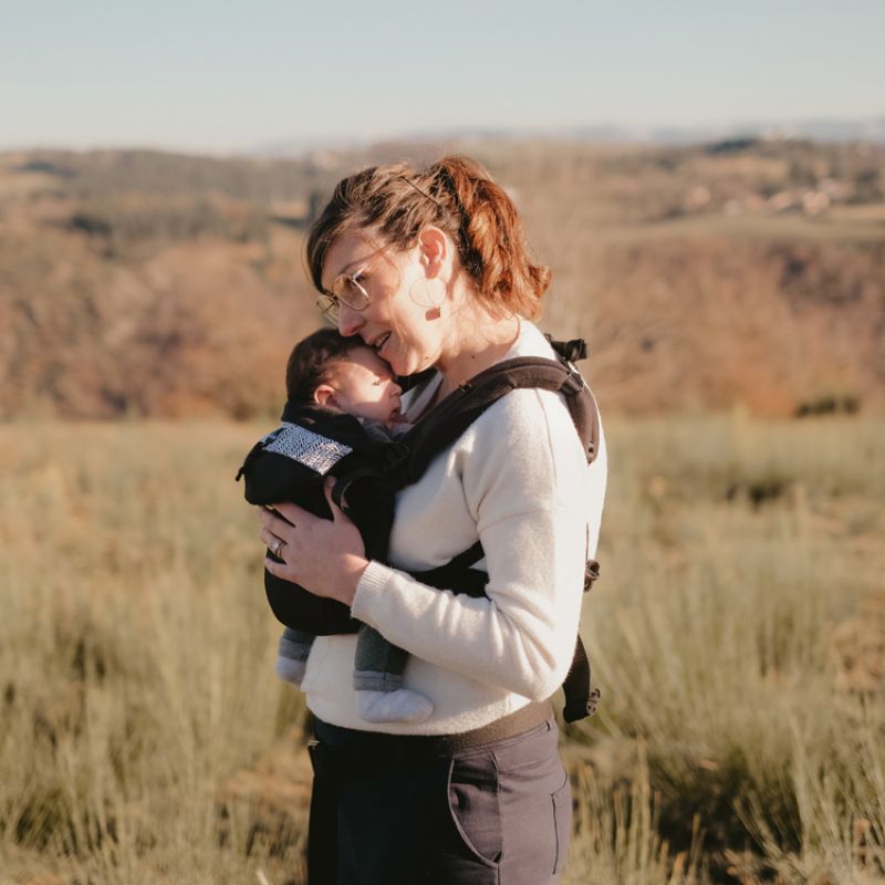 Image d'ambiance de présentation du produit Porte bébé préformé Néo ébène - NéoBulle