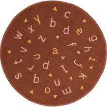 Tapis Alphabet rond terracotta (135 x 135 cm)  par AFKliving