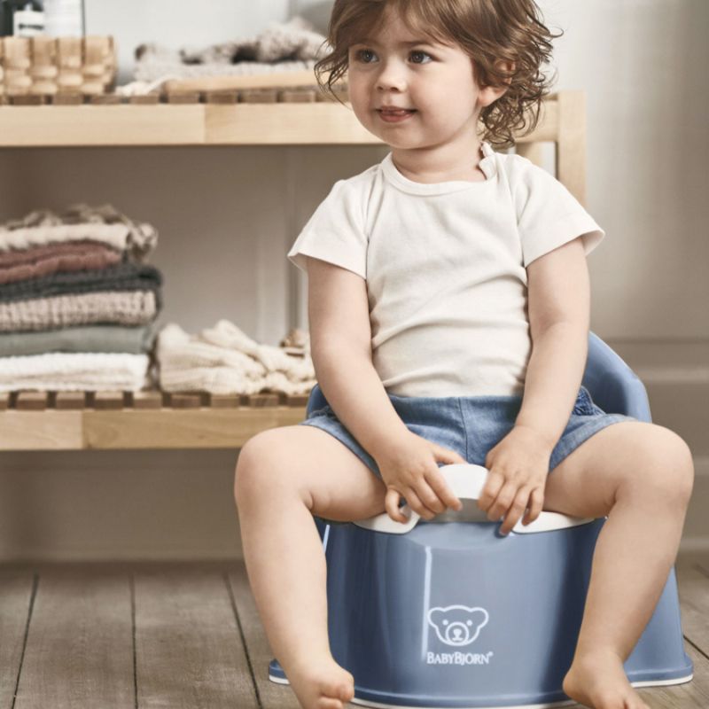 Image d'ambiance de présentation du produit Pot bébé fauteuil bleu profond et blanc - BabyBjörn