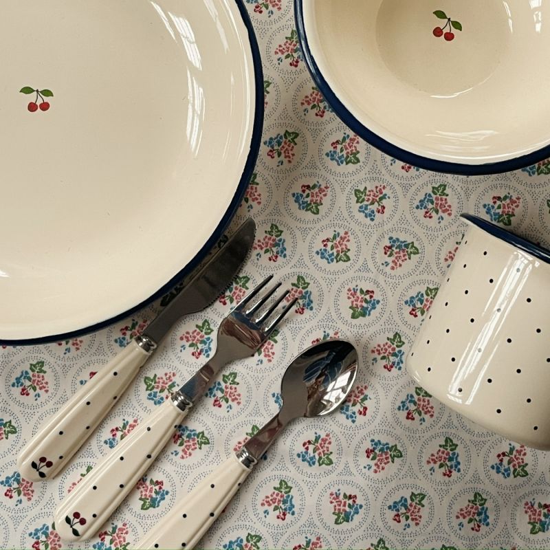Set de couverts Navy dots Konges Slojd Ambiance 2
