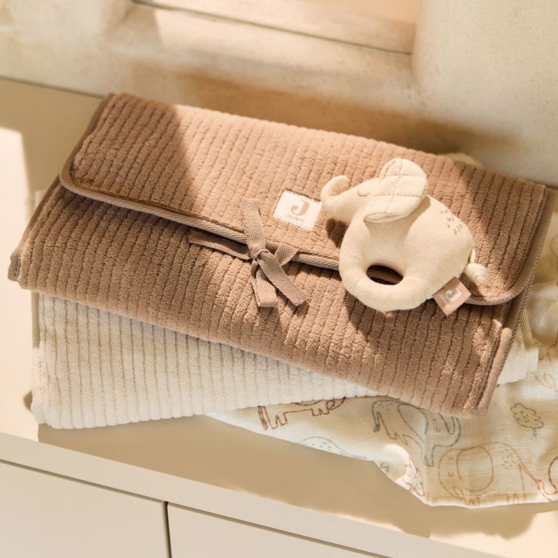 Tapis à langer nomade Cloudy Rib Milky Coffee Jollein Ambiance 2