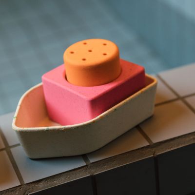 Jouet de bain bébé bateau en caoutchouc orange (Oli and Carol) - Image 2