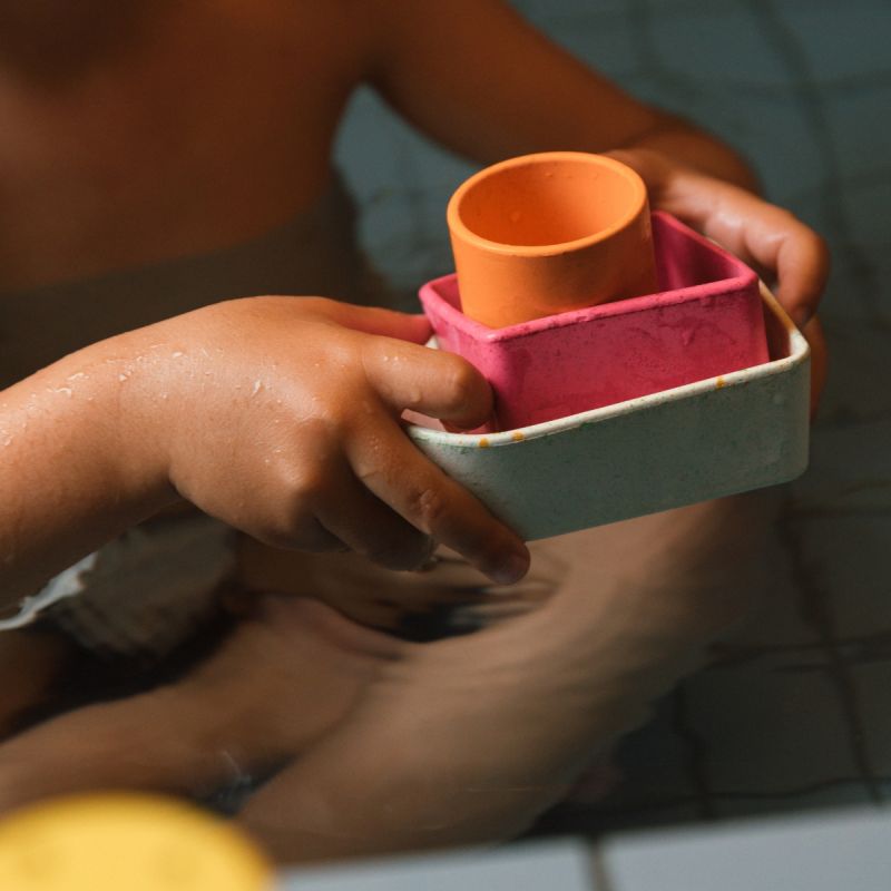 Jouet de bain bateau en caoutchouc orange Oli & Carol Ambiance 2