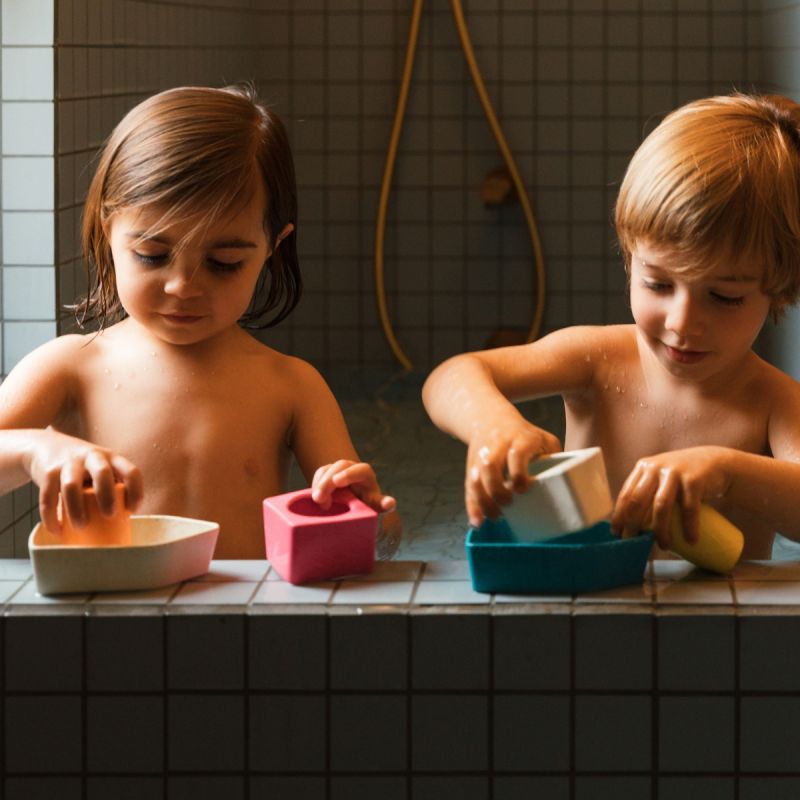 Jouet de bain bateau en caoutchouc orange Oli & Carol Ambiance 5