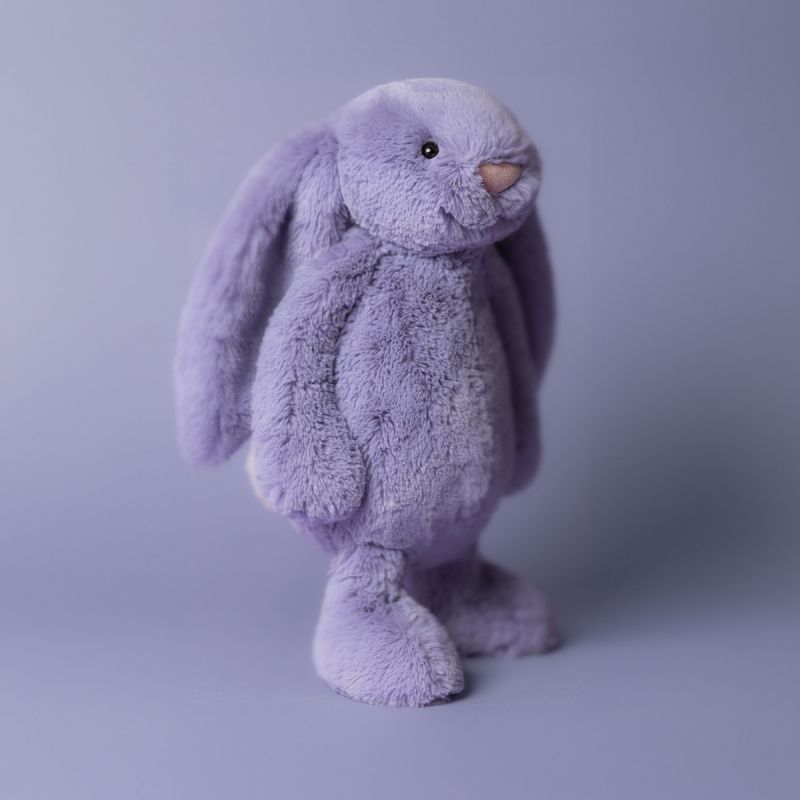 Image d'ambiance de présentation du produit Peluche Bashful Lapin violet (31 cm) - Jellycat