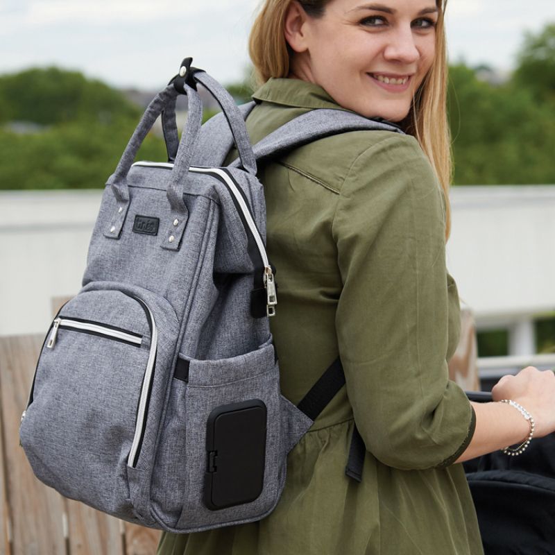 Image d'ambiance de présentation du produit Sac à dos à langer gris - Tinéo