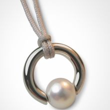 Pendentif sur cordon 'Moana' avec perle (or blanc 750°)  par Mikado