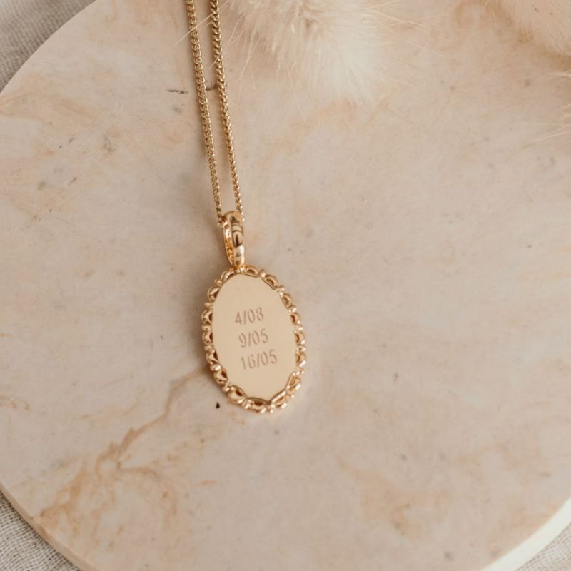 Collier médaille ovale Florale personnalisable (or jaune 18 carats) Pleine Lune Produit 1