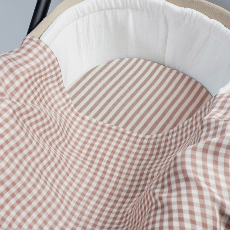 Drap housse pour nacelle Rayures et Lange Praliné Vichy Moka Walking Mum Ambiance 2