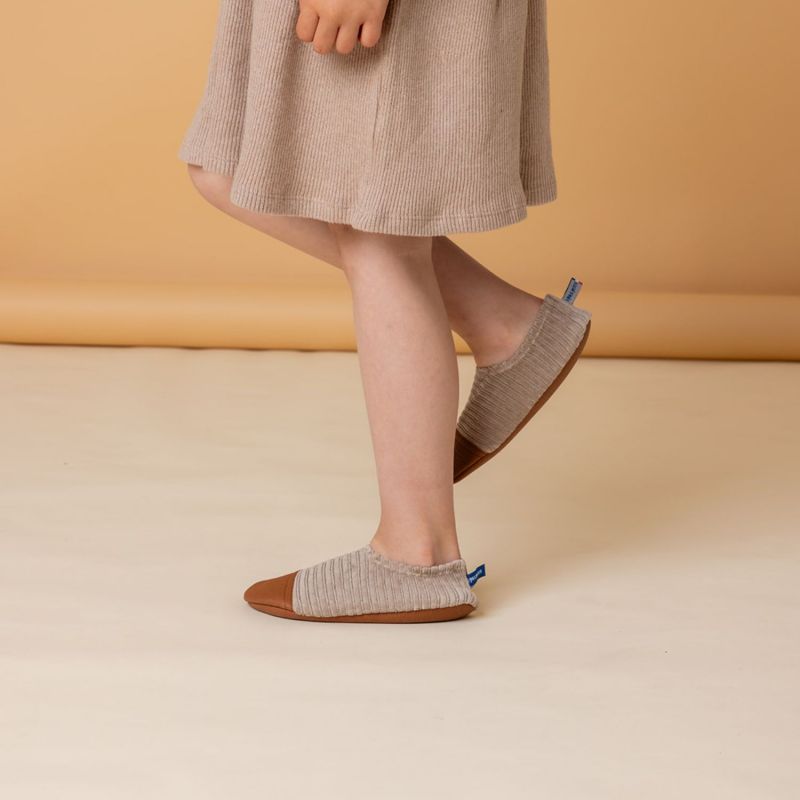 Chaussons Les Petits Velours Noisettes (pointures 24-26) Les Pas Petits Ambiance 5