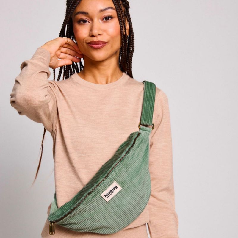 Sac banane Sasha L Velours Vert d'eau Hindbag Ambiance 2