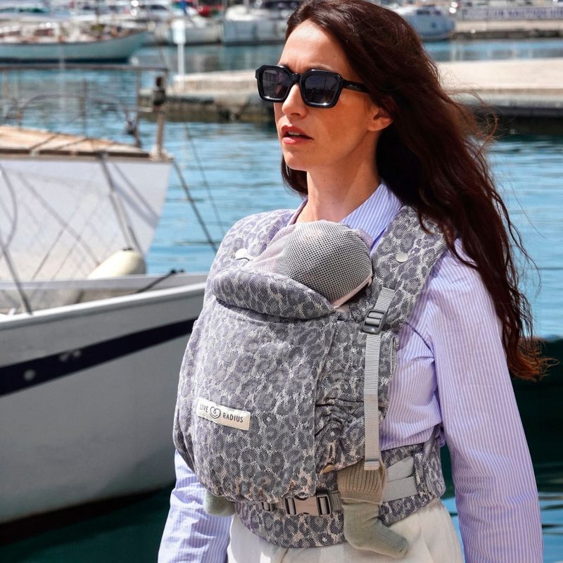 Porte bébé PhysioCarrier V2 Blue Leopard Love Radius Ambiance 2