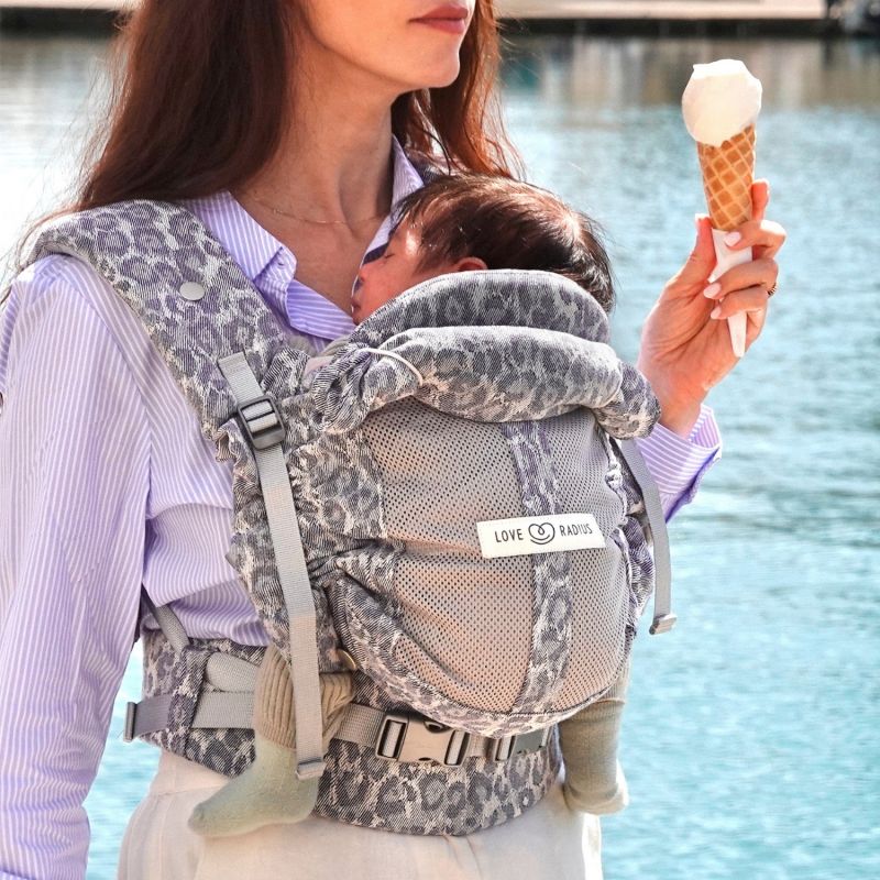 Porte bébé PhysioCarrier V2 Blue Leopard Love Radius Ambiance 5