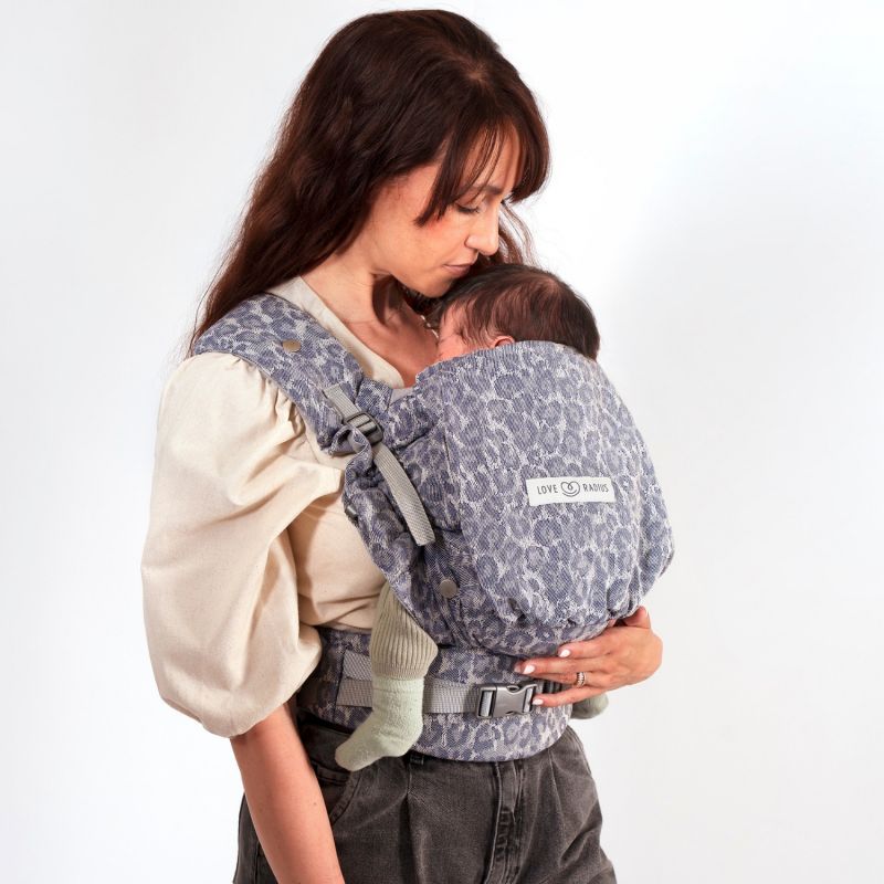 Porte bébé PhysioCarrier V2 Blue Leopard Love Radius Ambiance 6