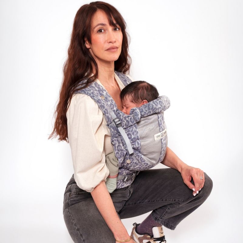 Porte bébé PhysioCarrier V2 Blue Leopard Love Radius Ambiance 8