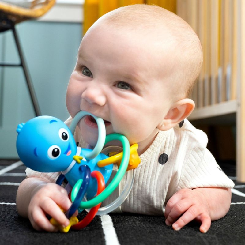 Image d'ambiance de présentation du produit Jouet de dentition et hochet Ocean Explorer - Baby Einstein