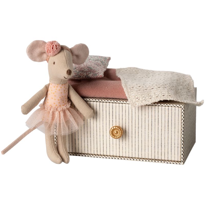 Petite sœur Souris dansante dans un lit de repos Maileg