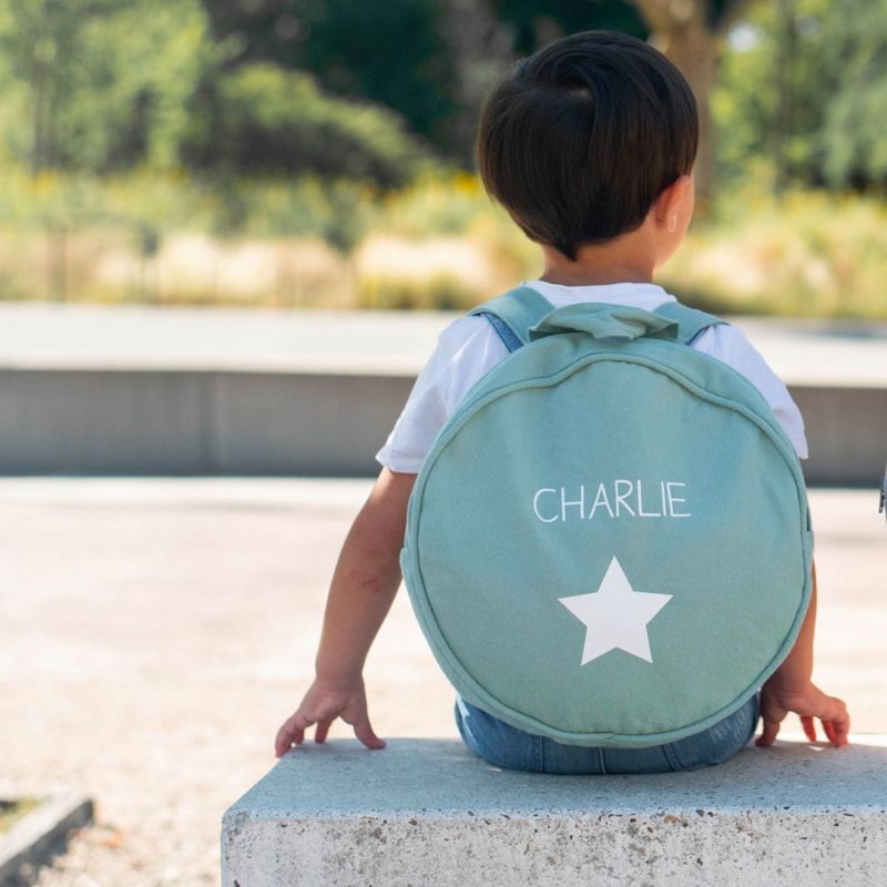 Image d'ambiance de présentation du produit Sac à dos enfant vert amande (personnalisable) - Les Griottes