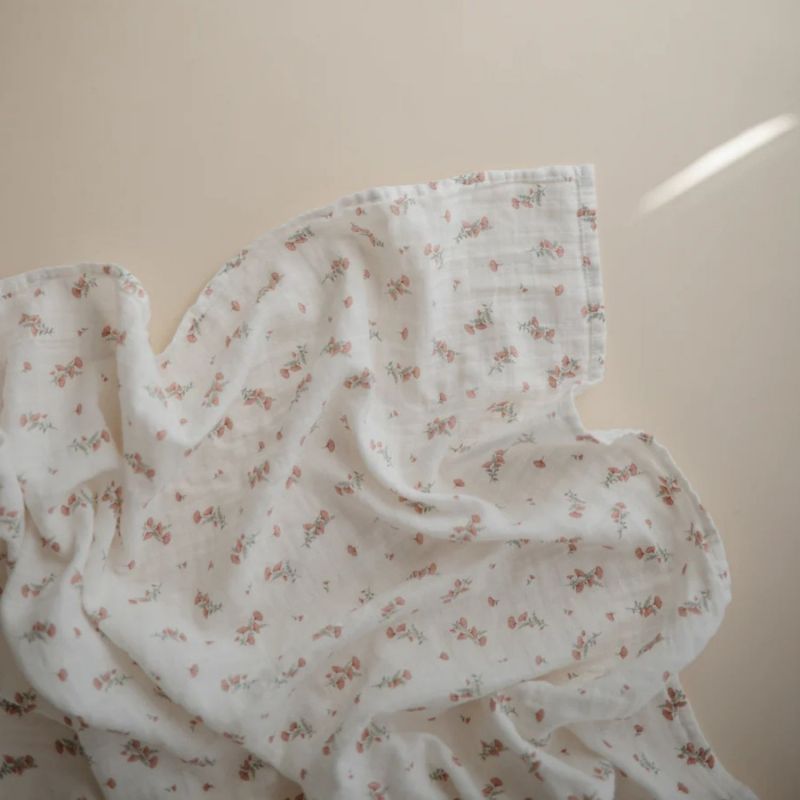 Maxi lange en coton bio Pink Flowers (120 x 120 cm) Mushie Ambiance 2