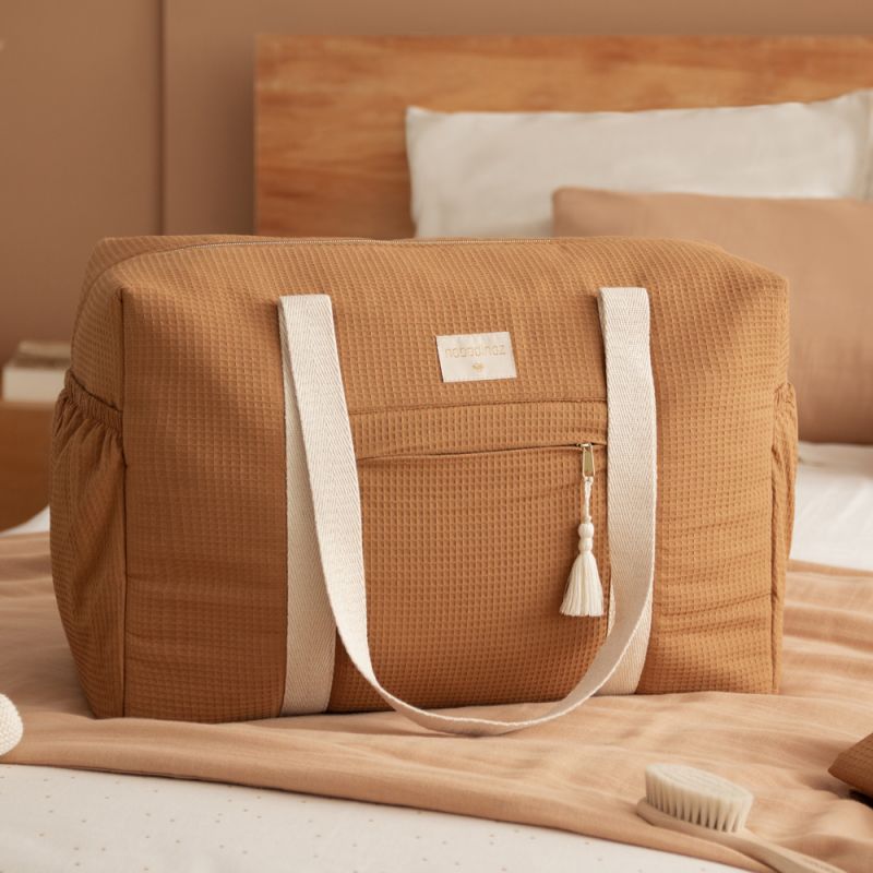 Image d'ambiance de présentation du produit Sac de maternité imperméable Opéra Caramel - Nobodinoz