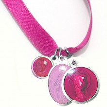 Bracelet ruban rose et médailles assorties (aluminium et résine)  par Martineau