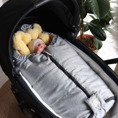 Chancelière pour siège-auto bébé en peau d'agneau NAADJA gris clair