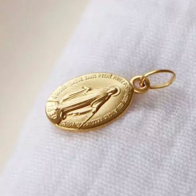 Pendentif médaille Miraculeuse (plaqué or) Petits trésors Ambiance 2