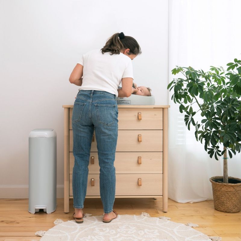 Poubelle à couches Platinium Grise avec recharge Diaper Genie Ambiance 7