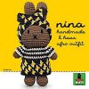 Peluche tricotée Nina Afro outfit (25 cm)  par Just Dutch